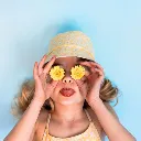 Niña con gorro reversible Flower-Swim Essentials-disponible en Mukkies.webp