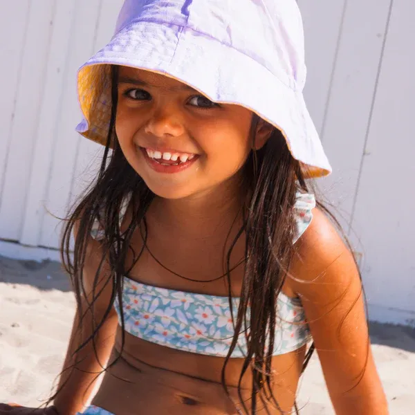 Niña con gorro reversible Flower lado liso-Swim Essentials-disponible en Mukkies.webp
