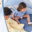 Niños dentro de Carpa Pop Up con Protección Solar-Fishes Mini-Monneka.webp