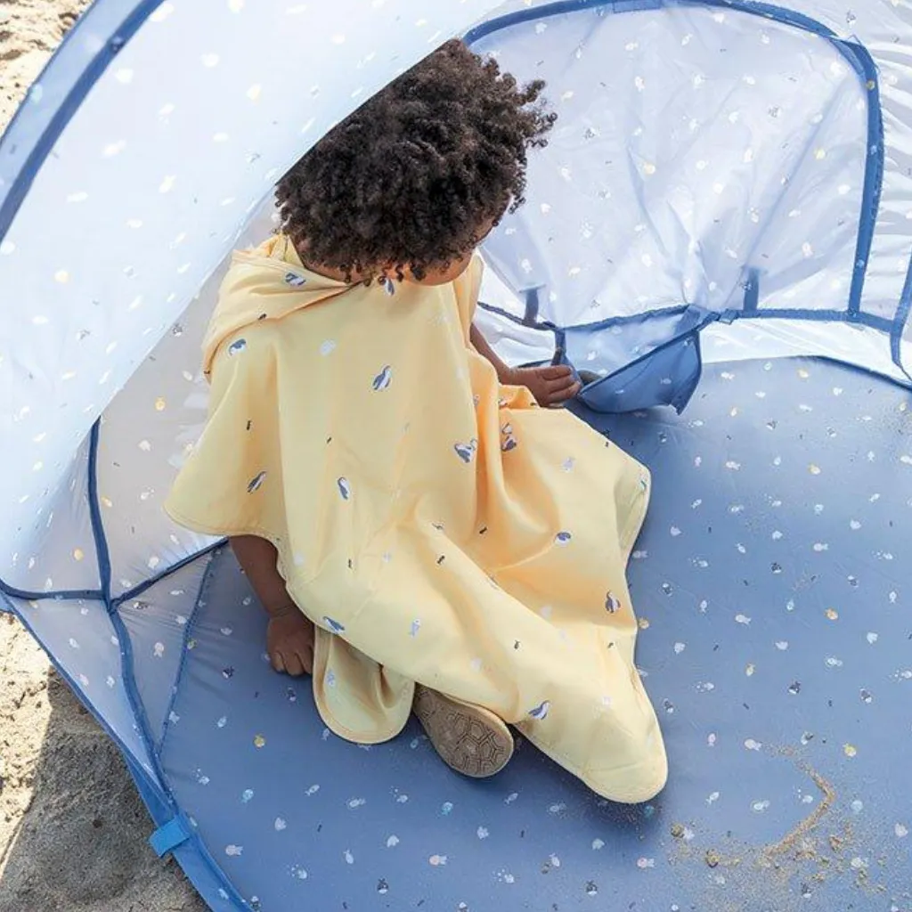 Niño dentro de Carpa Pop Up con Protección Solar-Fishes Mini-Monneka.webp