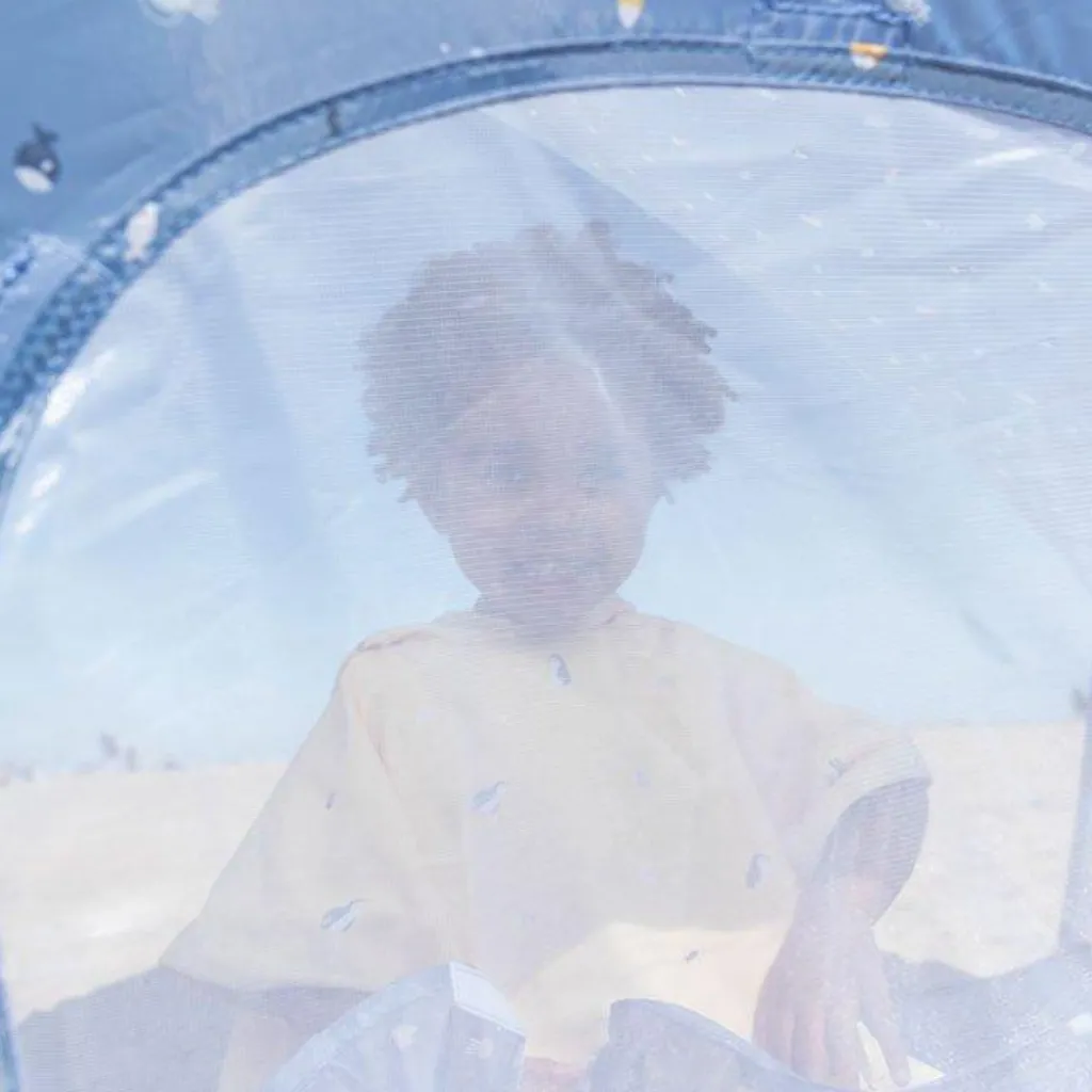 Niño desde ventana de Carpa Pop Up con Protección Solar-Fishes Mini-Monneka.webp