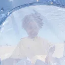 Niño desde ventana de Carpa Pop Up con Protección Solar-Fishes Mini-Monneka.webp