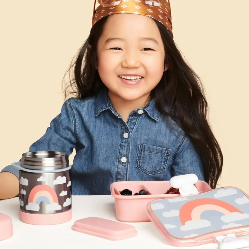 Niña con Tupper de Comida Arcoíris con compartimento-Skip Hop-plastico libre de BPA.webp