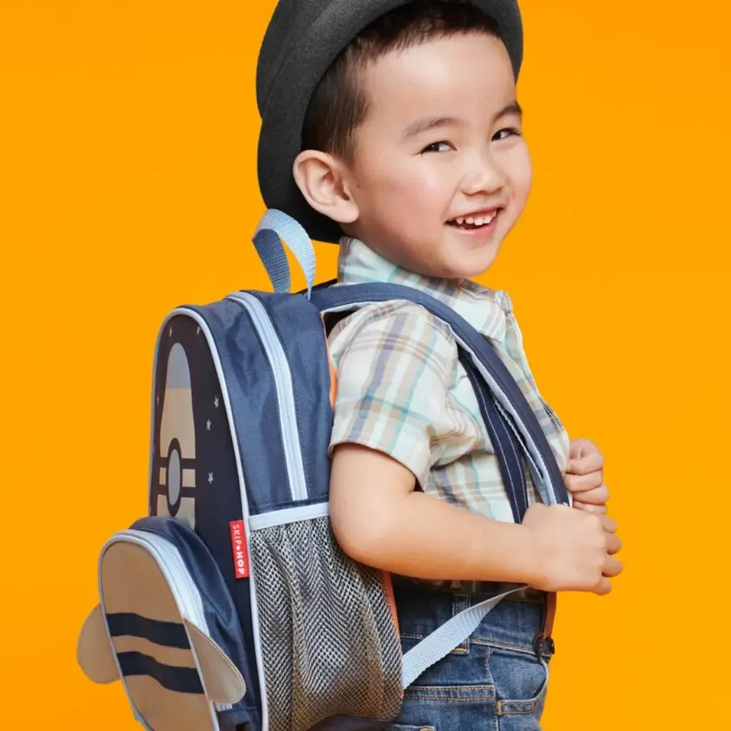 Niño pequeño con Mochila Spark Style Little Kid Rocket-Skip Hop-disponible en Mukkies Lanzarote.webp