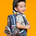 Niño pequeño con Mochila Spark Style Little Kid Rocket-Skip Hop-disponible en Mukkies Lanzarote.webp