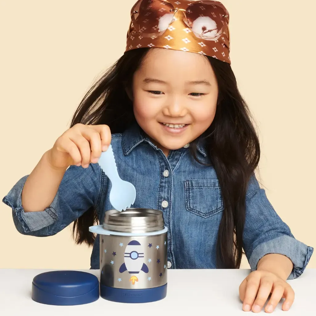 Niña con Termo para Comida Cohete-Skip Hop-disponible en Mukkies Lanzarote.webp