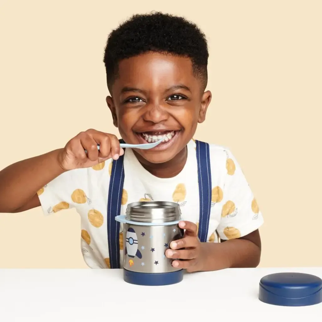 Niño con Termo para Comida Cohete-Skip Hop-disponible en Mukkies Lanzarote.webp