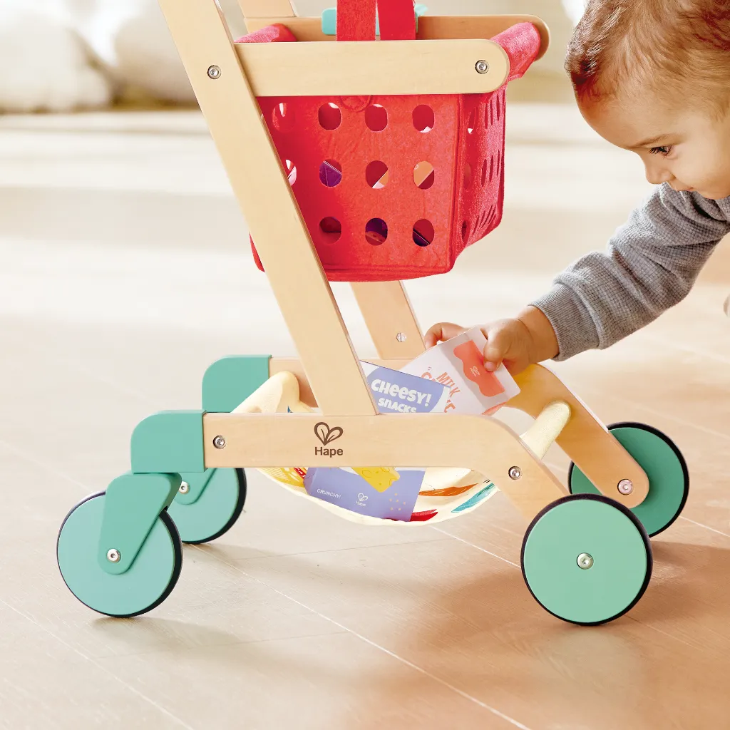 Niño pequeño con Carrito para la Compra-Hape-diponible en Juguetería Mukkies.webp