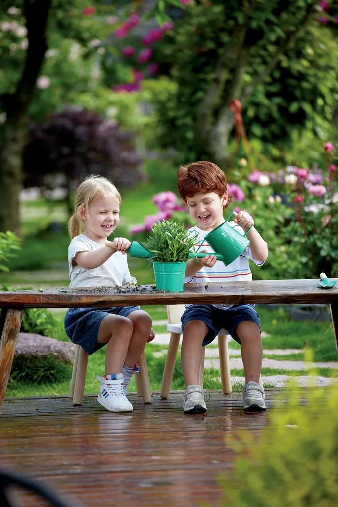 Niños usando el Set de Jardinería-Hape-disponible en Mukkies Lanzarote.webp