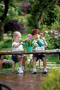 Niños usando el Set de Jardinería-Hape-disponible en Mukkies Lanzarote.webp