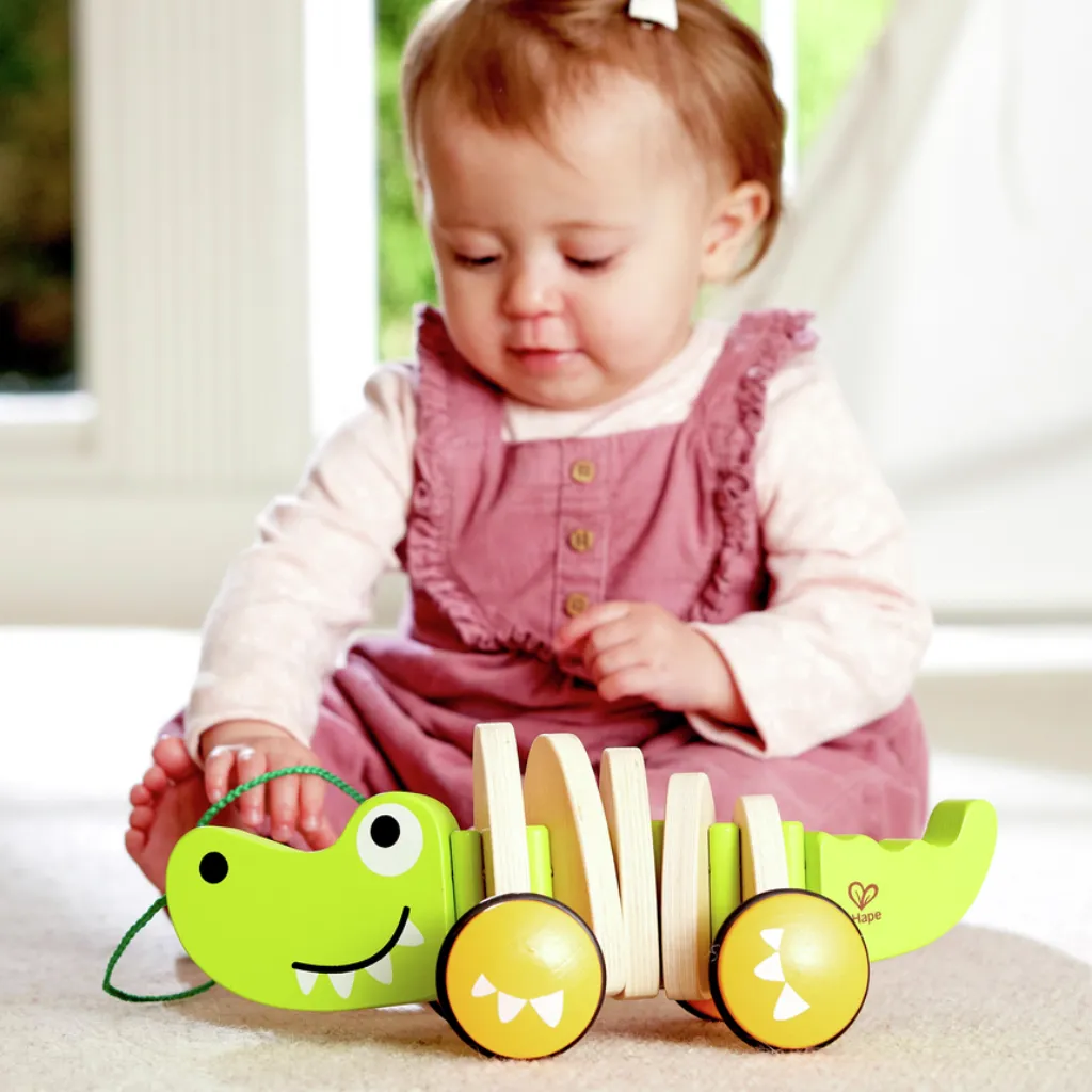 Bebé jugando con Juego de Arrastre Cocodrilo-Hape-disponible en Mukkies Lanzarote.webp