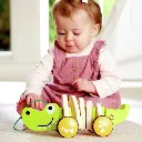 Bebé jugando con Juego de Arrastre Cocodrilo-Hape-disponible en Mukkies Lanzarote.webp