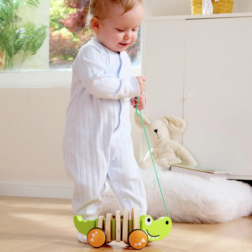 Bebé caminando con Juego de Arrastre Cocodrilo-Hape-envío a todas las islas Canarias.webp