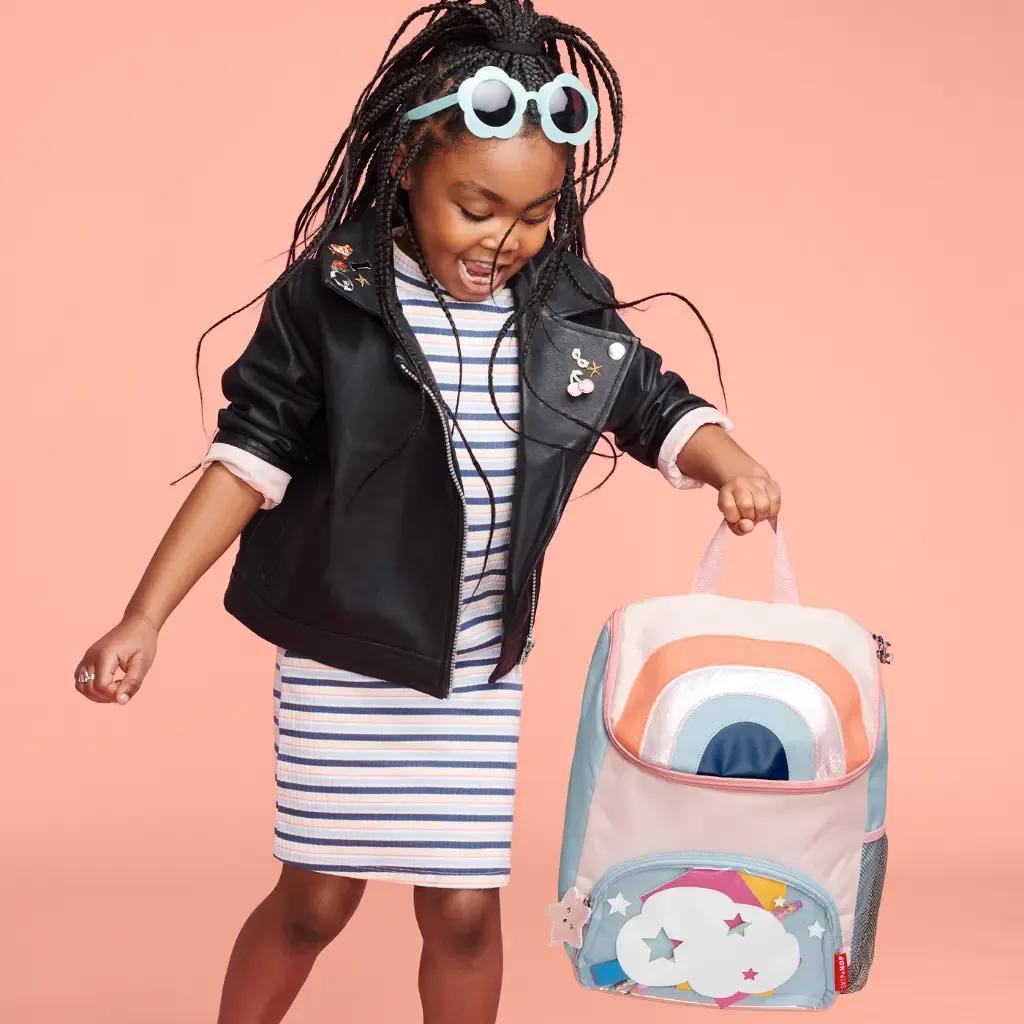 Niña con Mochila Spark Style Big Kid Arcoíris-Skip Hop-ideal para infantil y primer ciclo de primaria.webp