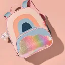 Detalle Mochila Spark Style Arcoíris Little-Skip Hop-ideal para primer infancia.webp