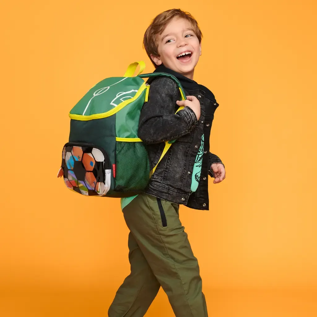 Niño con Mochila Spark Style Fútbol-Skip Hop-ideal para primer ciclo +5 años.webp