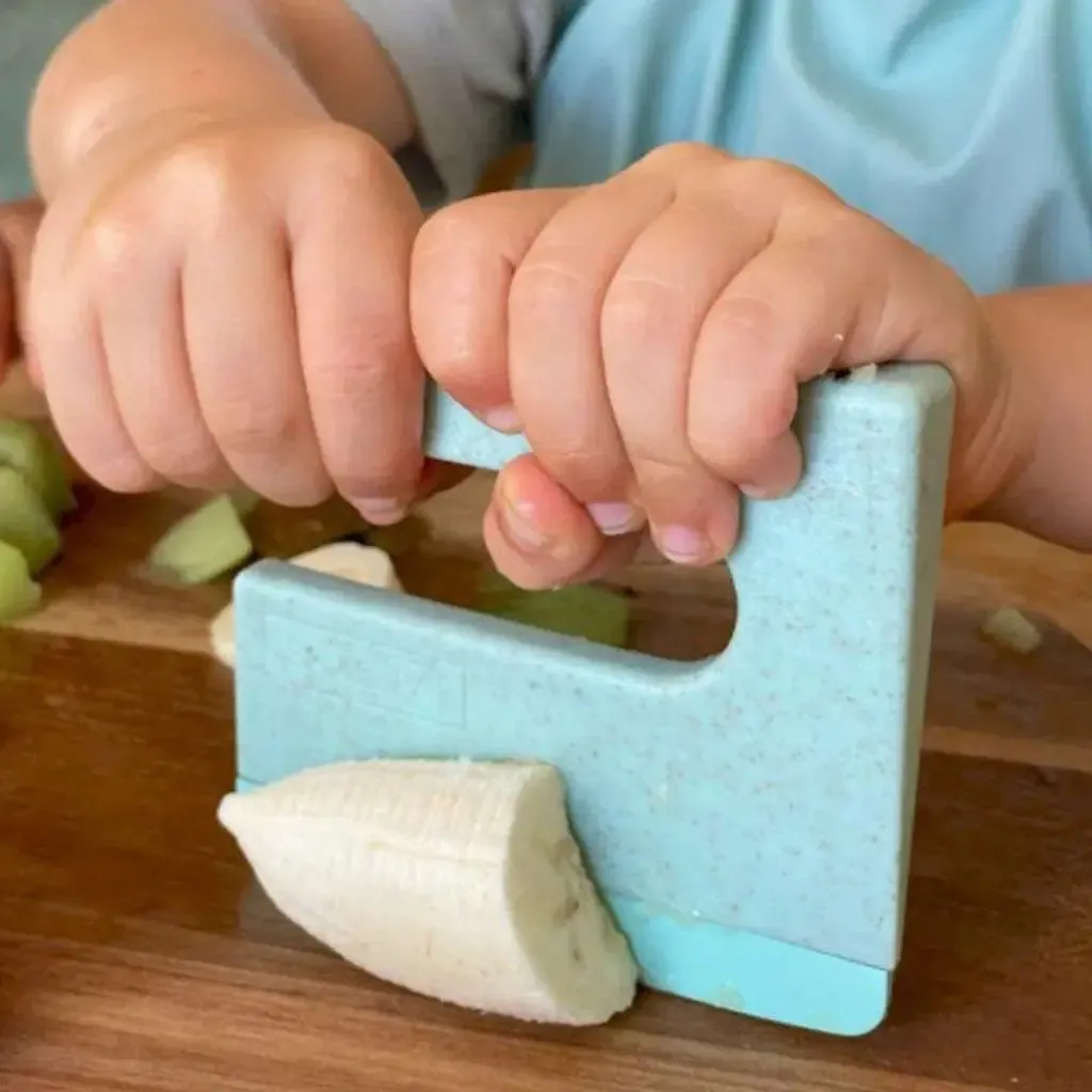 Nino-Usando-Cuchillo-Seguro-para-Niños-KLYV-Aqua.webp
