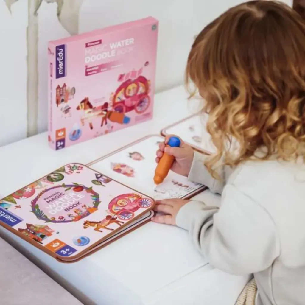 Niña con Libro para pintar con agua Princesas-Mieredu-disponible en Lanzarote.webp