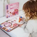 Niña con Libro para pintar con agua Princesas-Mieredu-disponible en Lanzarote.webp