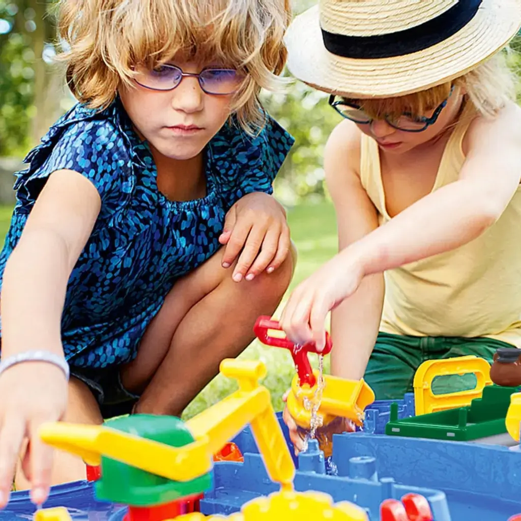 Niños-Jugando-con-el-Set-Starter-Aquaplay.webp