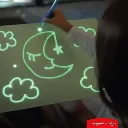 Niño pintando sobre la Pizarra Pintafluo-Juegaconmigo-disponible en Juguetería Mukkies en Canarias.webp