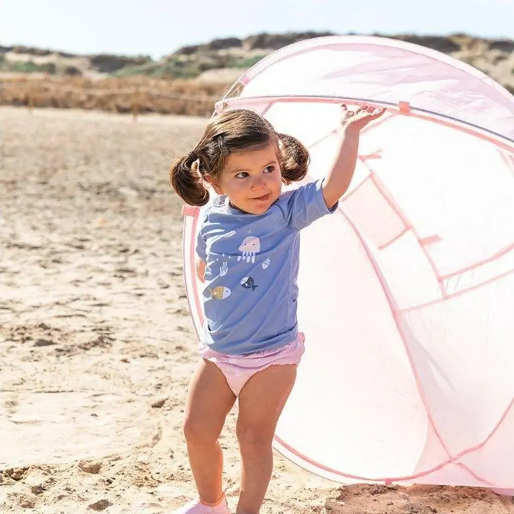 Niña con Carpa Pop Up con Protección Solar Jolie-Monneka-disponible en Mukkies Lanzarote.webp