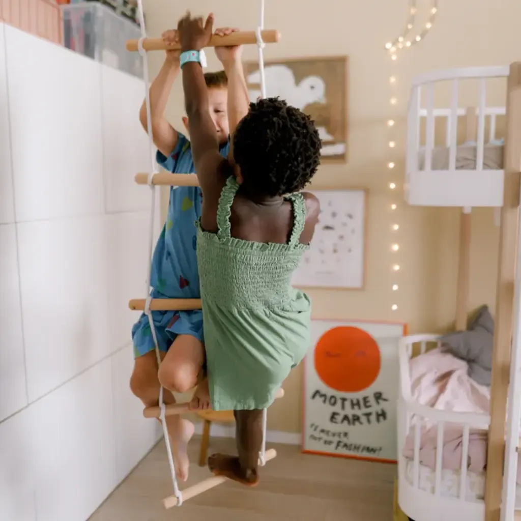 Dos niños subidos a la Escalera Colgante-KinderFeets-disponible en Lanzarote.webp