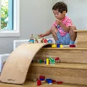 Niño con Tabla Curva Kinderboard-Kinderfeets-fomenta el juego libre.webp
