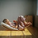 Niña acostada sobre Tabla Curva Kinderboard-Kinderfeets-proporciona momentos de relax.webp