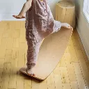 Niña sobre Tabla Curva Kinderboard-Kinderfeets-desarrolla el equilibrio.webp