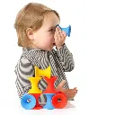 Niño jugando con Tulu-Bloques de Silicona para juego abierto-pack 3 pzas-disponible en Juguetería Mukkies.webp