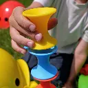 Niños jugando con Tulu-Bloques de Silicona para juego abierto-disponible en Mukkies Lanzarote.webp