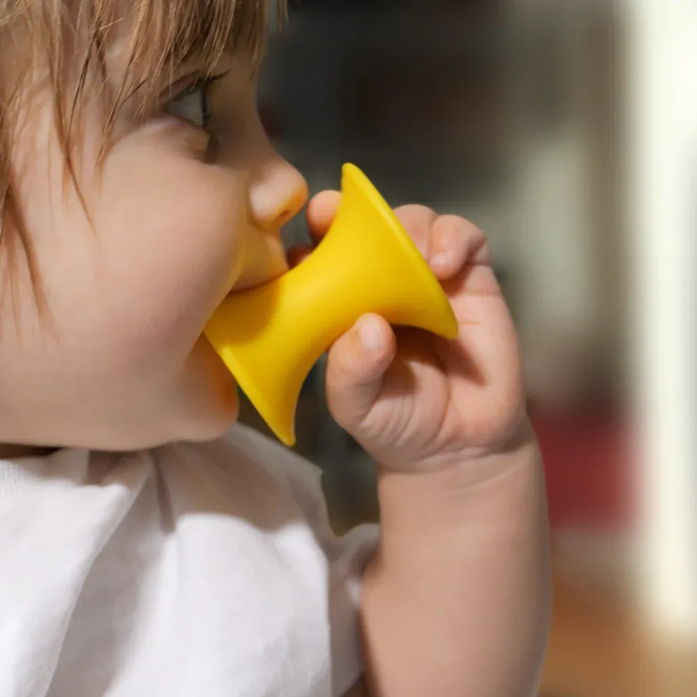 Niño pequeño mordiendo a Tulu-Bloques de Silicona para juego abierto-pack 3 pzas.webp