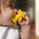 Niño pequeño mordiendo a Tulu-Bloques de Silicona para juego abierto-pack 3 pzas.webp