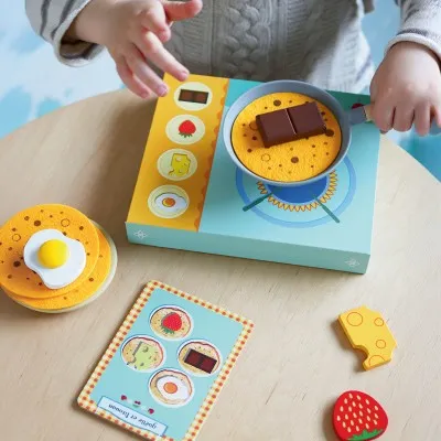 Peque jugando con La Crepería de Gaëlle & Titouan-Djeco-juego simbólico a partir de 3 años.webp