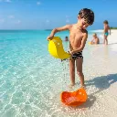 Niño en la playa con Bilibo Midi-Moluk-Disponible en Juguetería Lanzarote.webp