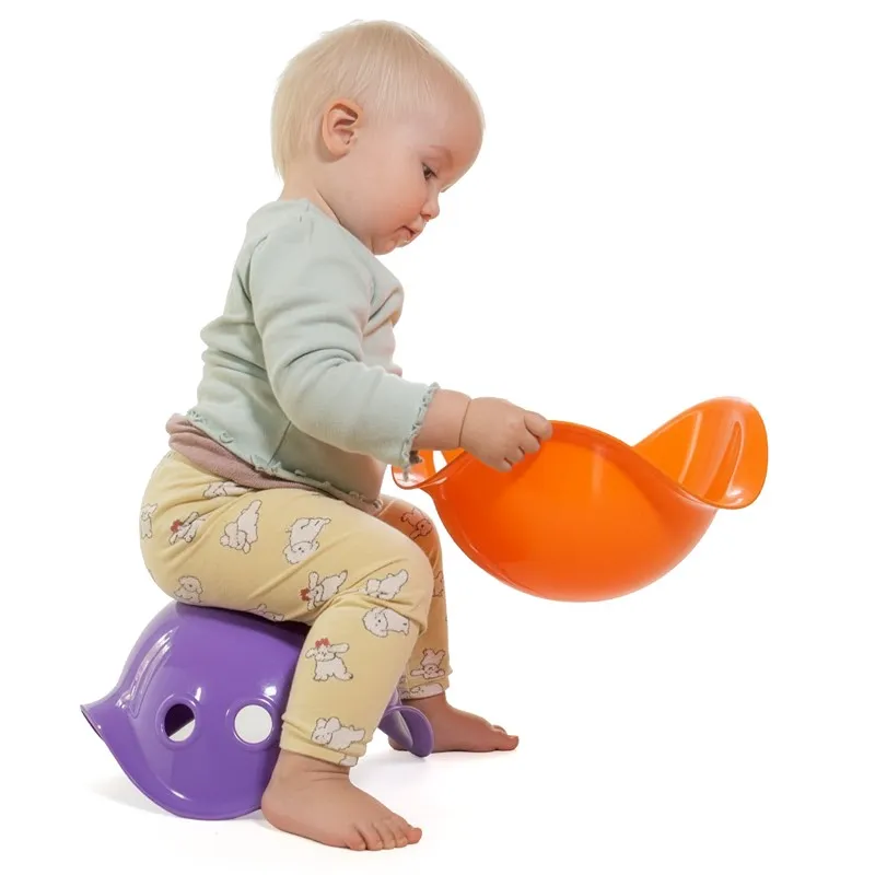 Niño pequeño usando Bilibo Midi como asiento-Moluk-Disponible en la mejor juguetería de Lanzarote.webp