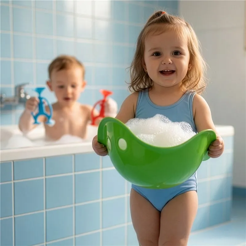 Niña jugando en el baño con Bilibo Midi en Verde-Moluk-Disponible en Lanzarote.webp