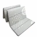 Alfombra de goma Alphabet-Hape-Lado gris con bosque nordico.webp