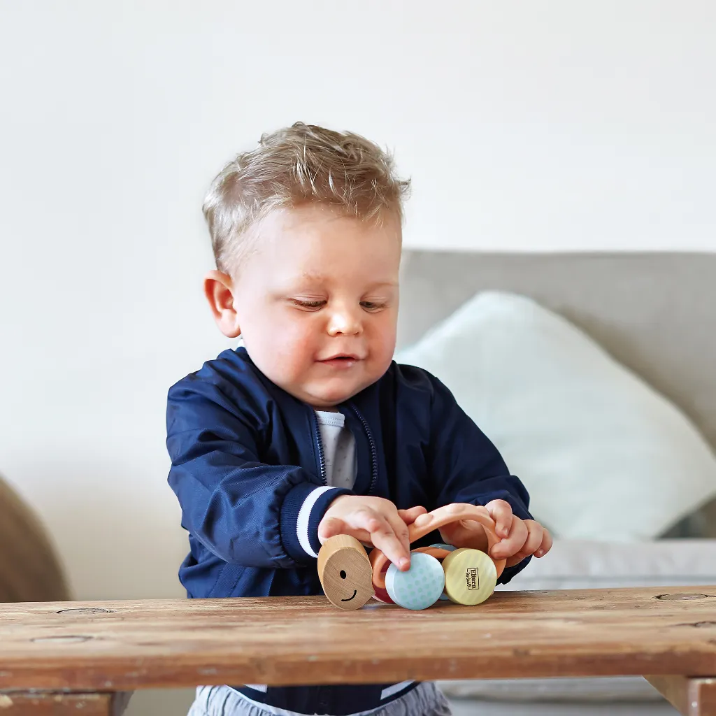 Niño jugando con Sonajero Tortuga Turbo-Hape-Juego de arrastre a partir de los 10 meses-disponible en Juguetería Educativa Mukkies.webp