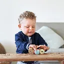 Niño jugando con Sonajero Tortuga Turbo-Hape-Juego de arrastre a partir de los 10 meses-disponible en Juguetería Educativa Mukkies.webp