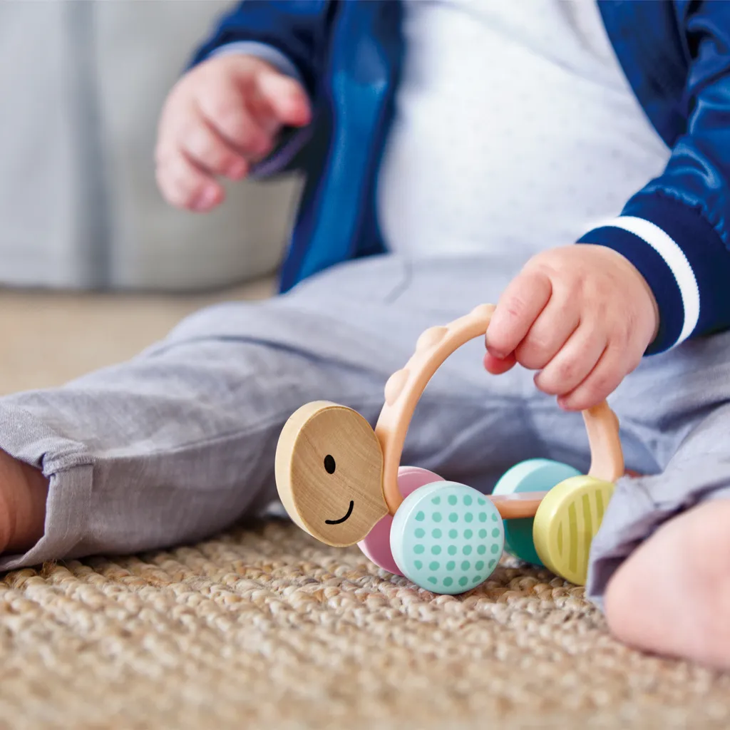 Peque jugando con Sonajero Tortuga Turbo-Hape-Juego de arrastre a partir de los 10 meses-disponible en Juguetería Mukkies Lanzarote.webp