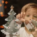 Niño usando Maxi pegatinas de Navidad-Little Dutch-decoración navideña disponible en Juguetería Mukkies.webp