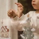 Niño usando Maxi pegatinas de Navidad-Little Dutch-decoración navideña disponible en Juguetería Lanzarote.webp