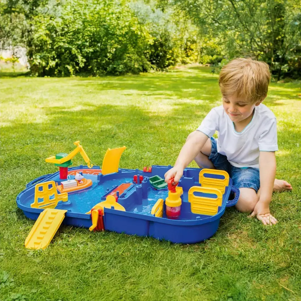 Niño-Jugando-Set-AquaPlay-LockBox-Waterway.webp