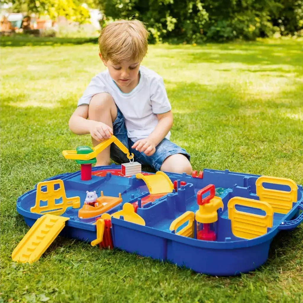 Niño2-Jugando-Set-AquaPlay-LockBox-Waterway.webp