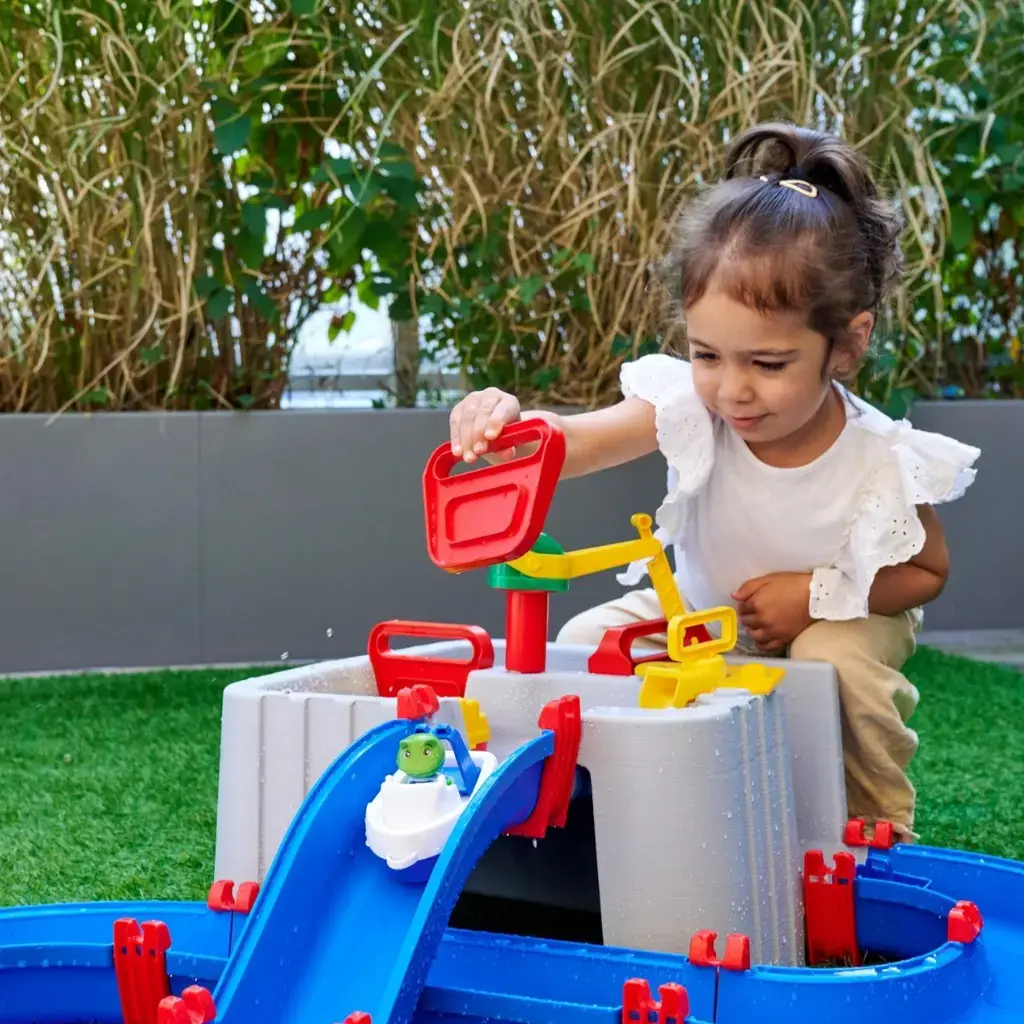 Niña-usando-Set-Harbour-Waterway-Aquaplay.webp