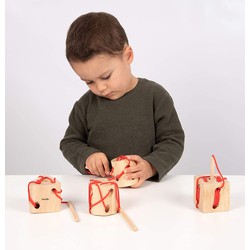 Tickit Dados madera con cordones para enhebrar