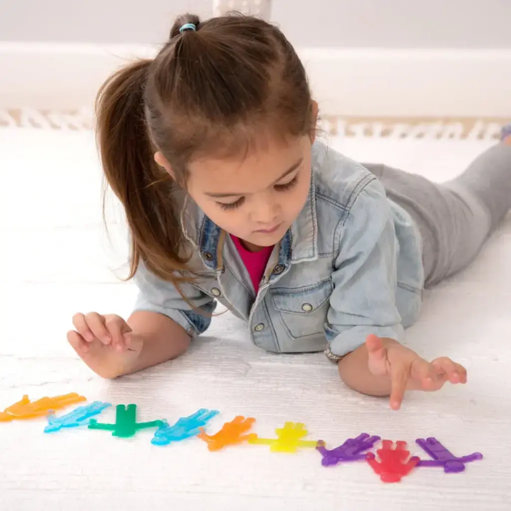 Niña-jugando-con-Tickit-SiliShapes-une-a-las-personas-36-piezas.webp