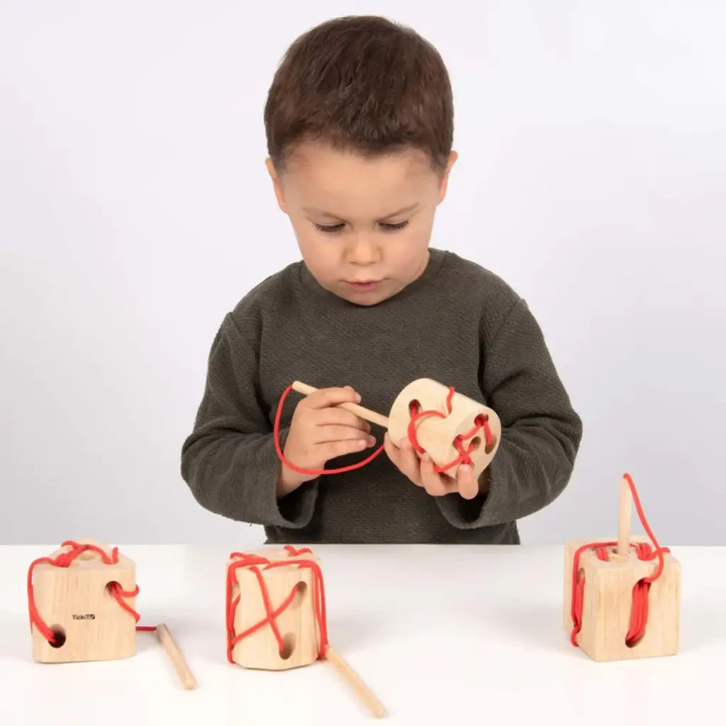 Tickit Dados madera con cordones para enhebrar